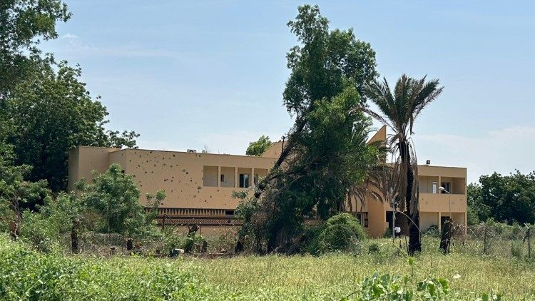 Nuncjatura w Chartumie z otworami po kulach na fasadzie