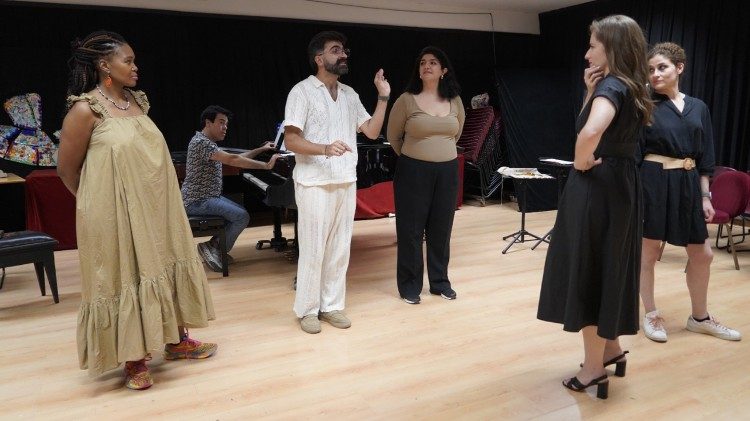 የፕሮዳክሽን ዳይሬክተር ሚሼል ኤል ጎውል ከቡድኑ አባላት ጋር