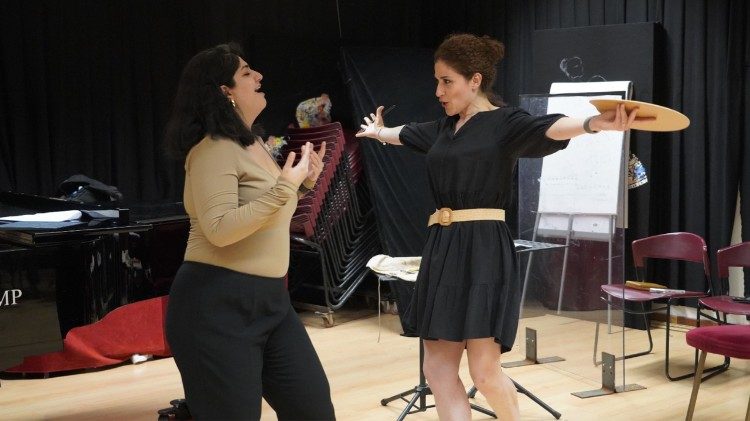 ድምጻዊያት ፉሩዝ ራዛቪ፥ እና ሴሬና ማልፊ፣ በልምምድ ወቅት