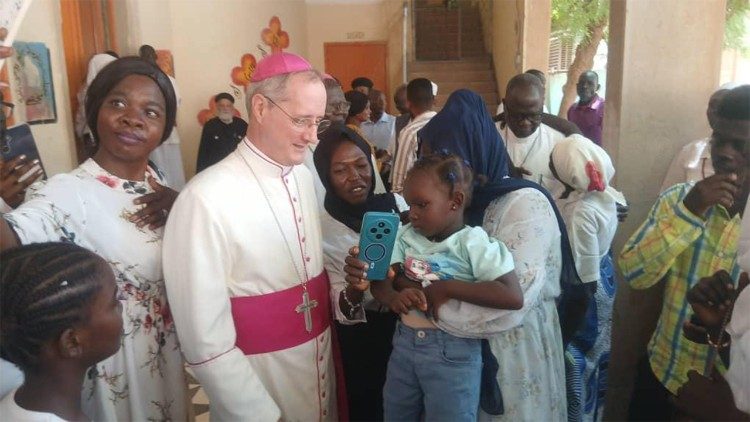 Le nonce après la messe à Atbara, où réside temporairement l'archevêque. 