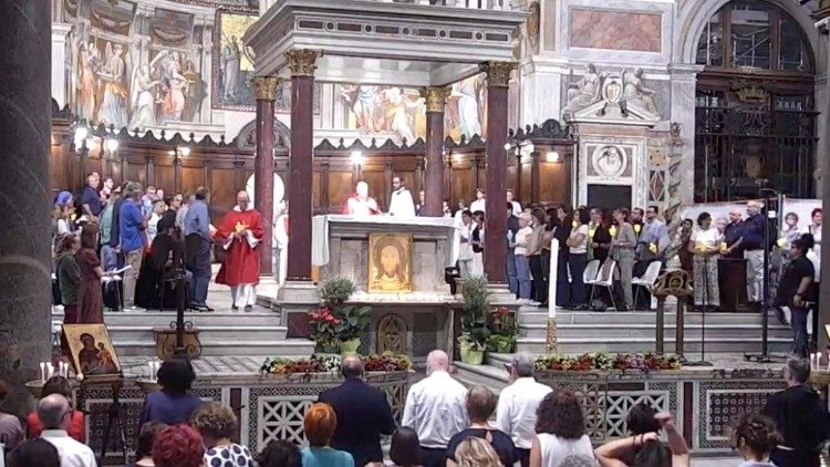 La veglia di preghiera nella basilica di S. Maria in Trastevere, a Roma