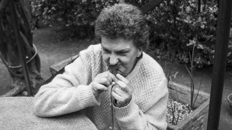 Antonietta e la croce Tau che gli ha regalato suo figlio