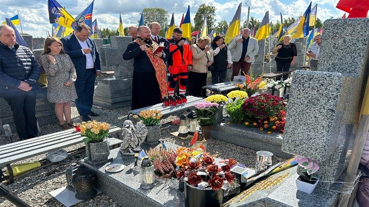 Josef Blotz lors d'une visite dans un cimetière en Ukraine.