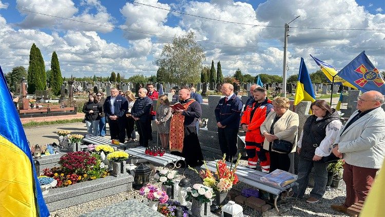 Gedenken an Malteser-Freiwillige, die im Krieg ums Leben gekommen sind, auf einem Friedhof in Ivano-Frankivsk