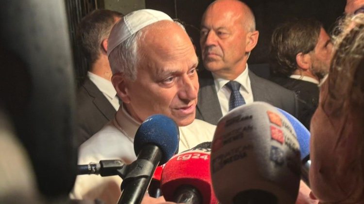 À Castel Gandolfo, le Pape répondant aux journalistes