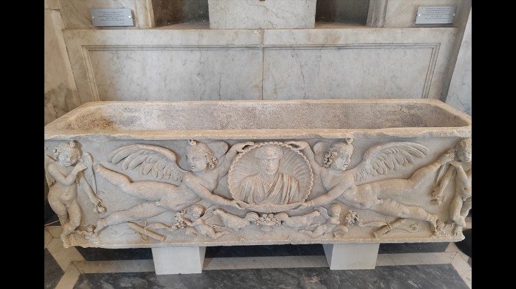 Sarcofago con eroti clipeofori (Scala Simonetti)