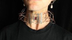 Uno dei collier realizzati in carcere a Saluzzo