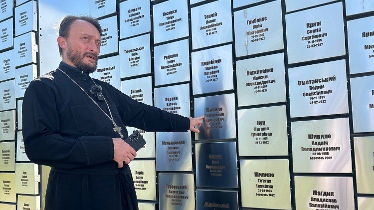 Padre Andriy Halavin  al memoriale