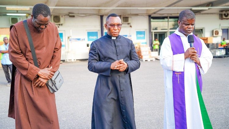 Wakati wa kupokea Miili ya masisita katika Uwanja wa Ndege