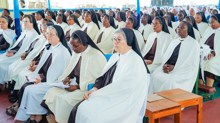 Masista Wakamertani wakati wa maombolezo ya watawa wenzao 4