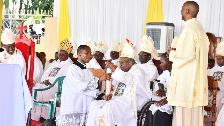 Askofu Mkuu Mstaafu Ruzoka akiwa anawasha mshumaa