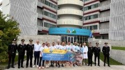 Niektórzy uczestnicy „sztafety pediatrycznej”, w której biorą udział Karabinierzy i Athletica Vaticana. 