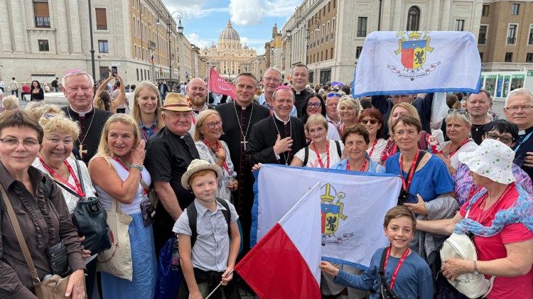 Pielgrzymi z archidiecezji gdańskiej ze swym arcybiskupem Tadeuszem Wojdą po audiencji generalnej Leona XIV