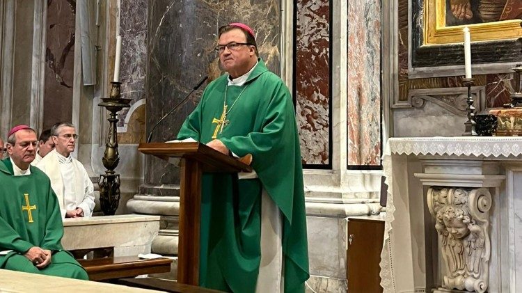 Bp Krzysztof Nykiel podczas Mszy św. przy grobie św. Jana Pawła II (Ks. Marcin Gołębiewski)