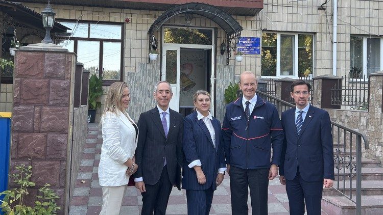 Hanitska in Borodyanka mit dem Groß-Hospitalier des Malteserordens Josef Blotz (2.v.r.)