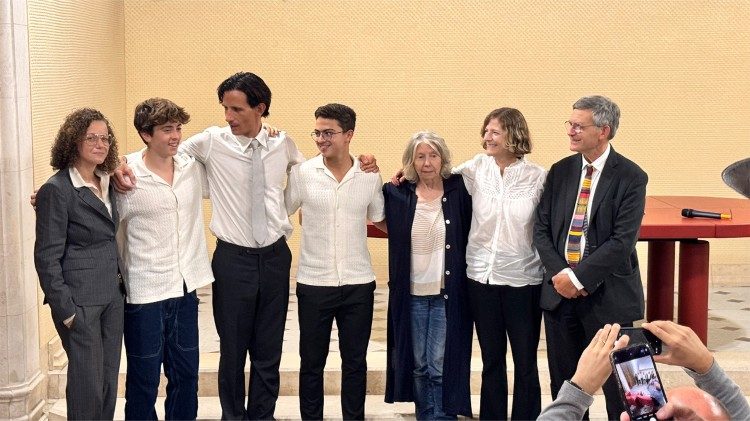 A equipe do filme, ao lado do prefeito do Dicastério para a Comunicação, Paolo Ruffini (ultimo à direita). 