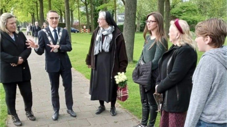 Suor Madelene con un funzionario governativo e alcuni rifugiati