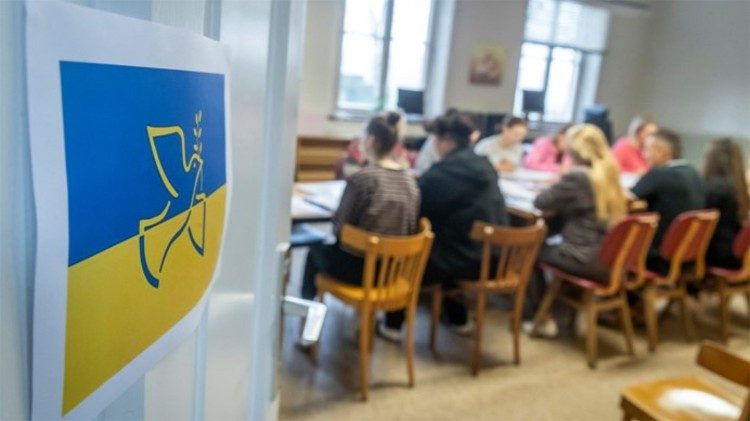 Giovani rifugiati ucraini che studiano l'inglese