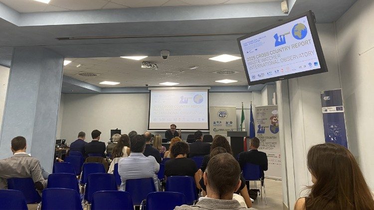 Un momento della presentazione del rapporto, con l'intervento di Matteo Vittuari