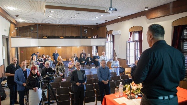 Sudionici simpozija „50 godina izdavačke kuće Symposion iz Splita – Život i djelo s. Marije od Presvetog Srca“