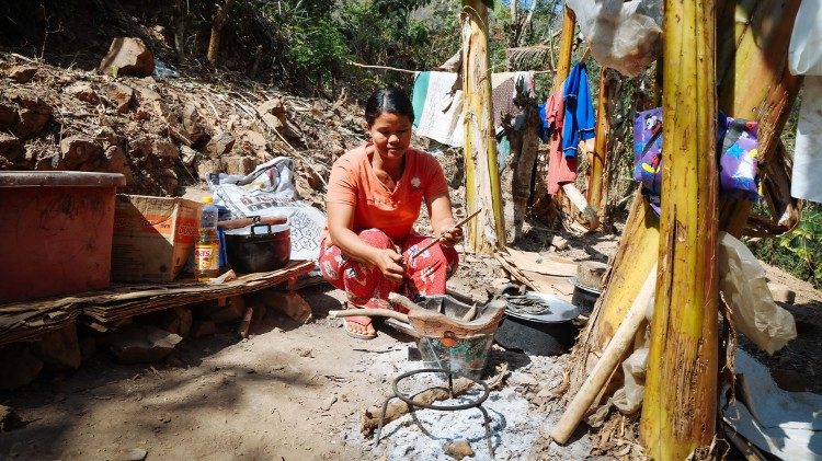 Monsignor Pacho: sostenere la dignità di coloro ai quali è negata