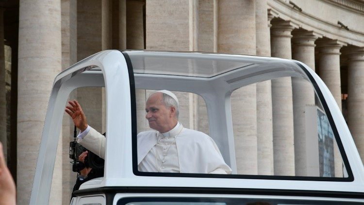 Papież pozdrawiający pielgrzymów