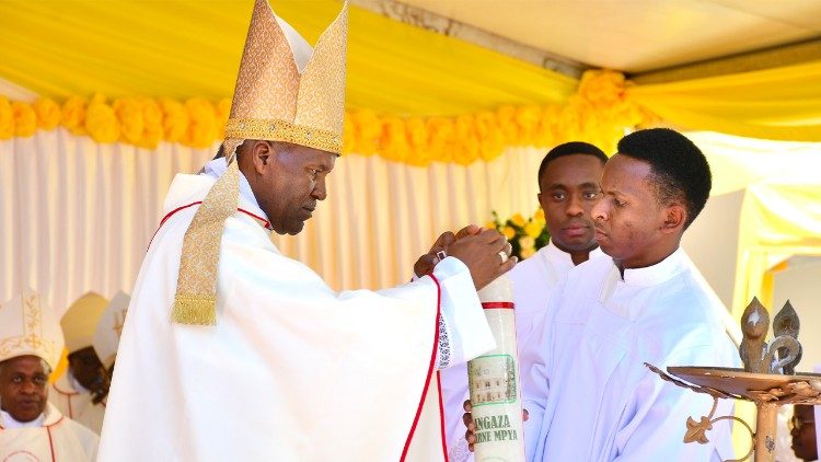 Askofu Pisa akiwasha Mshumaa