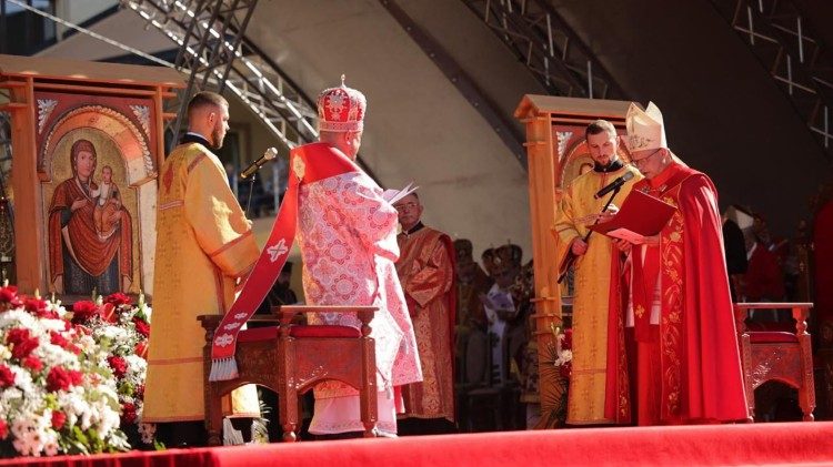 Divine liturgie pour la béatification du père Oros, martyr ukrainien