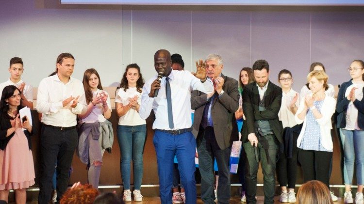 Un momento di un incontro in una scuola con alcuni ragazzi italiani (© Cooperativa Sophia)