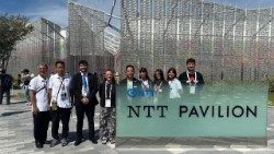 Los estudiantes de Iusve en la Expo 2025 de Osaka dialogan con los directivos de NTT