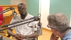 Mor Amar, durante l'intervista per il podcast "Specchi" in vista del Giubileo dei migranti