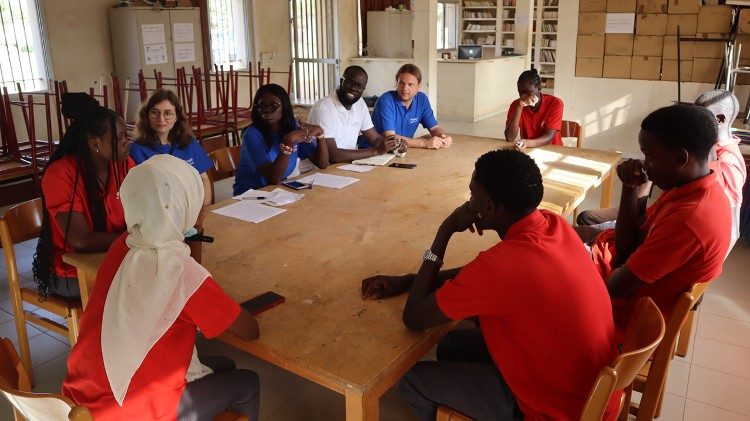 Mor parla agli studenti in Senegal (© Cooperativa Sophia).