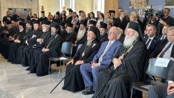 No centro, o patriarca ecumênico Bartolomeu e o presidente da República Helênica, Konstantinos Tasoulas.