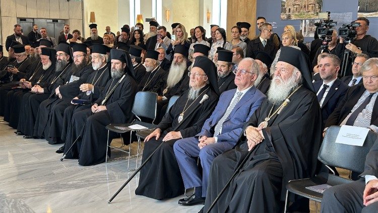 No centro, o patriarca ecumênico Bartolomeu e o presidente da República Helênica, Konstantinos Tasoulas.