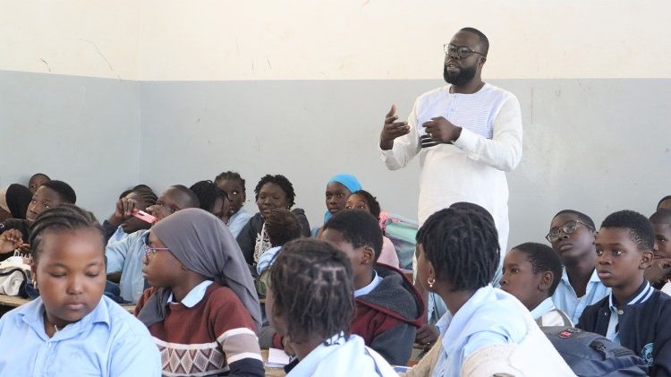 Mor Amar e un gruppo di studenti in Senegal (@Cooperativa Sophia)