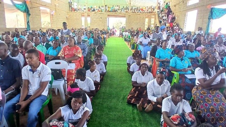 Fiéis acompanhando a Missa na capela da Comunidade São Ponciano