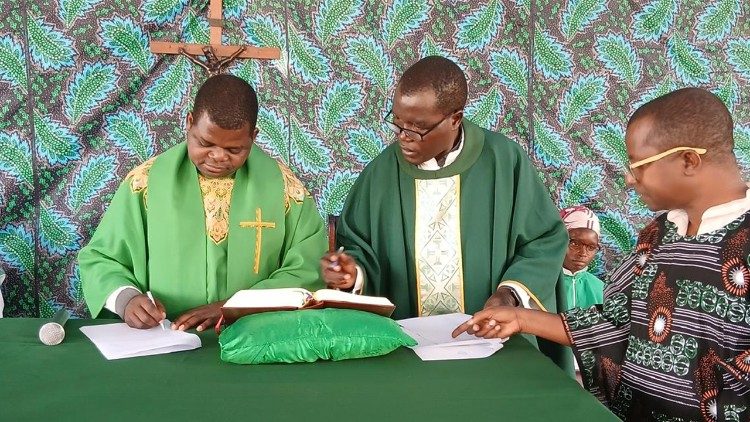 Padre Cantifula e Padre Tchindemba assinam acto da elevação da Comunidade São Ponciano