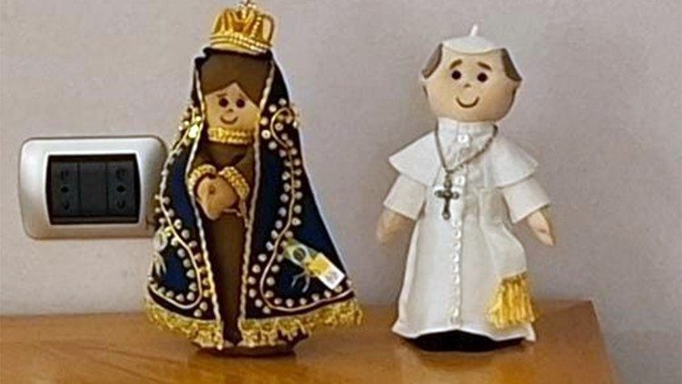 Os bonecos confeccionados em feltro pela catequista Angela e presenteados ao Papa por Flavia