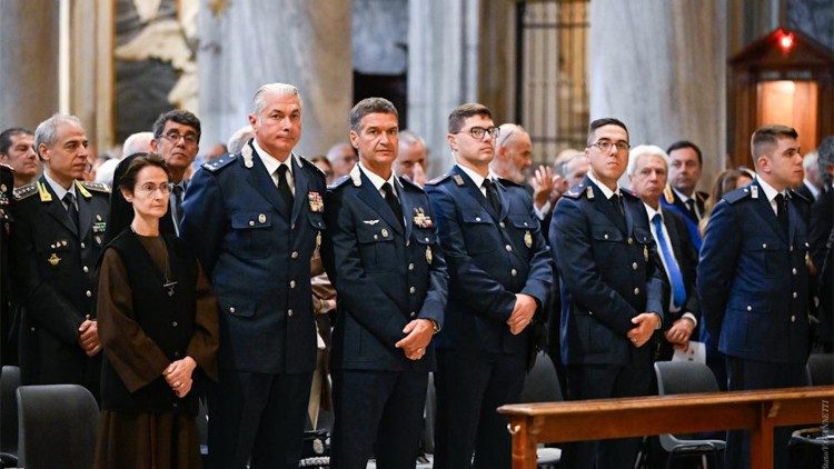 Irmã Raffaella Petrini e o vice-comandante da Gendarmeria Vaticana, Davide Giulietti