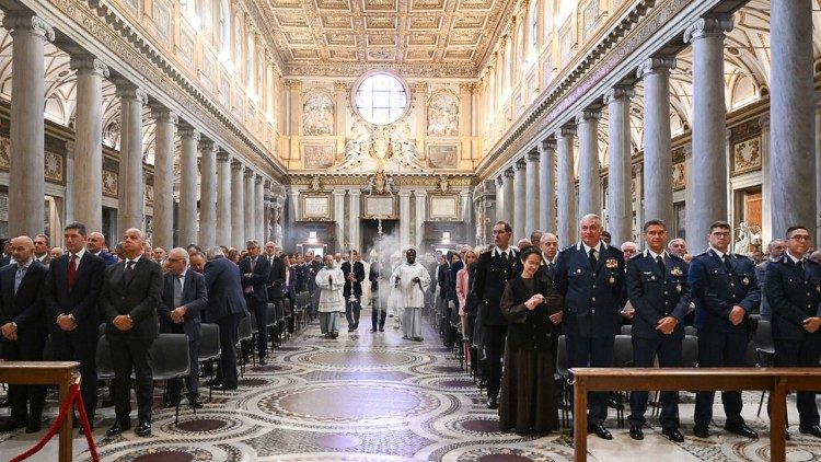 2025.09.29 Itālijas un Vatikāna drošības sargi pulcējas uz Svēto Misi Svētās Marijas lielākajā - Santa Maria Maggiore bazilikā