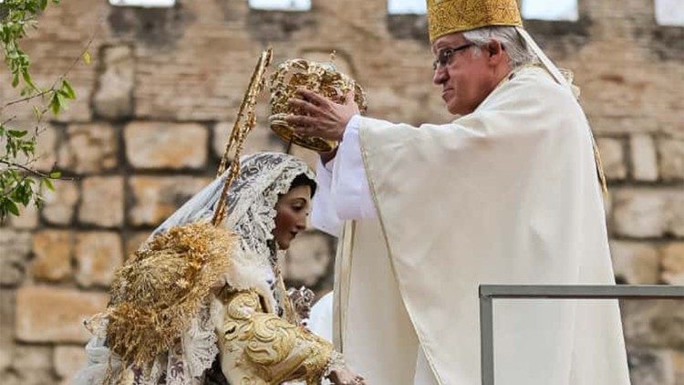 el Arzobispo de Sevilla, monseñor José Ángel Saiz Meneses, realizó la coronación canónica de la imagen de la Divina Pastora de Santa Marina