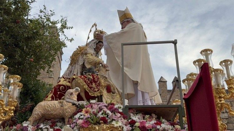 El Arzobispo de Sevilla, monseñor José Ángel Saiz Meneses, realizó la coronación canónica de la imagen de la Divina Pastora de Santa Marina