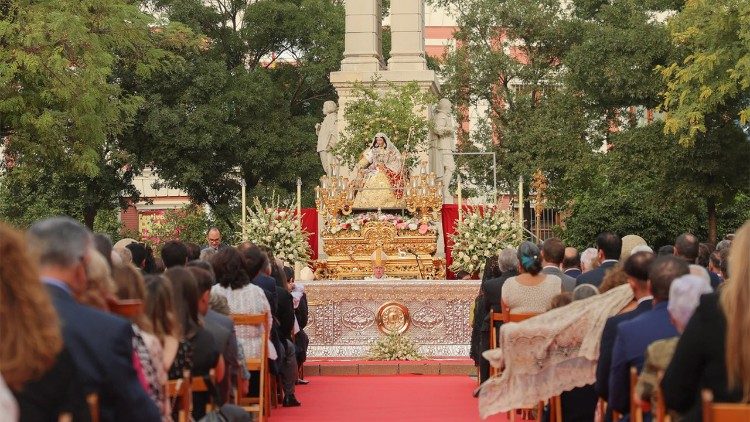 Celebración Eucarística en la Plaza del Triunfo de Sevilla