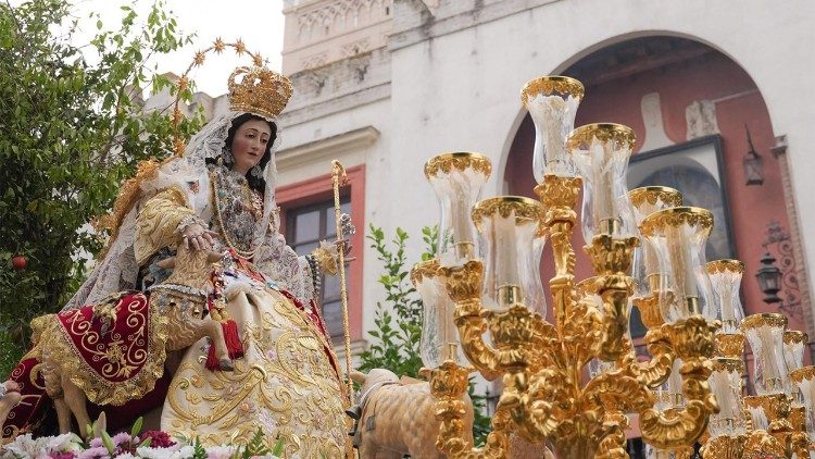 La imagen de la Virgen María coronada