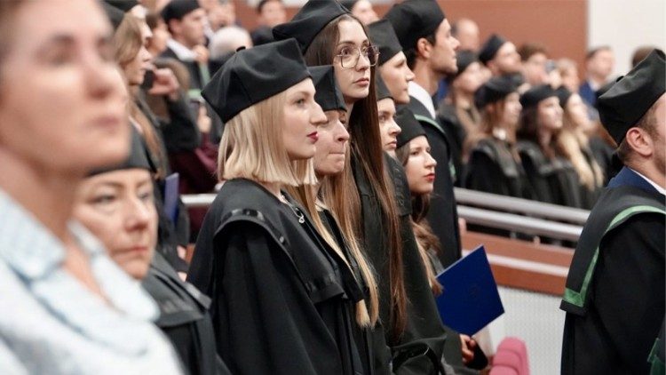 Pierwsi absolwenci kierunku lekarskiego na UKSW (uksw.edu.pl)