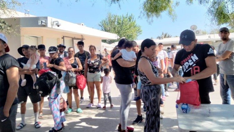 Grupo de migrantes en la frontera mexicana