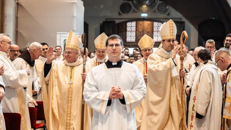 Biskupi Marko Kovač i Vlado Razum na kraju misnoga slavlja blagoslovljali su okupljeno mnoštvo (Foto: TUZGN)