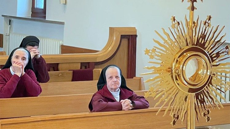 Các nữ tu dòng Đấng Cứu Độ chầu Thánh Thể