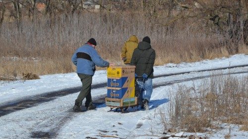 Moradores de Kharkiv com a ajuda da Caritas-Spes