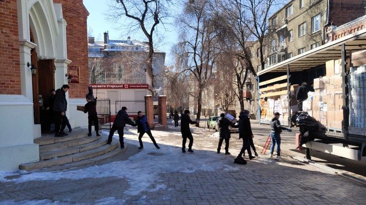 Catena umana di aiuti a Kharkiv